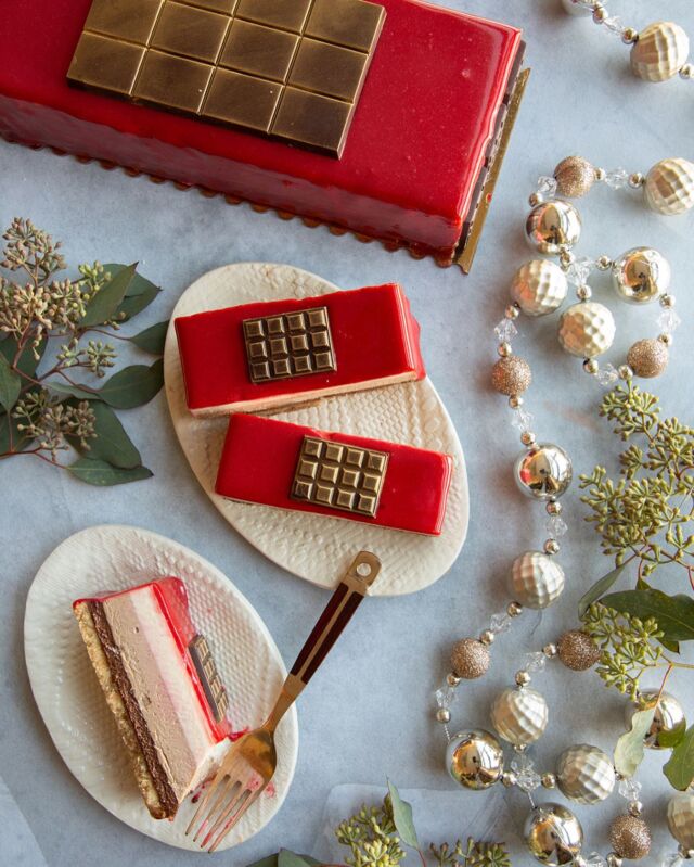 If you hadn't noticed, the Holiday webshop is well stocked and ready for the holidays, including this new beauty...The Merry Mousse Trio.

The white, milk & dark chocolate mousses are layered over a graham crust finished with a festive red glaze and topped with a 68% house-made chocolate bar.

Swoon...