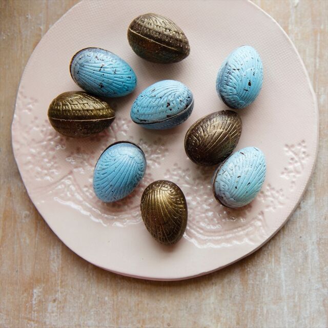 Our tiny Easter Chicks have been very busy laying their tiny, delicate chocolate Easter eggs.

Available at all 3 cafés. Flavors: Vanilla bean, strawberry, blood orange, yuzu, mint, tropical fruit and lavender.