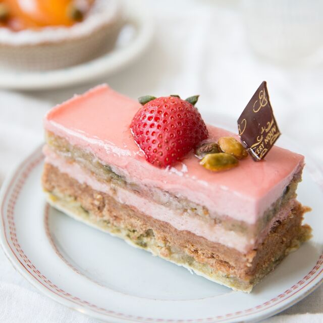 We hope you’re enjoying the “old friends reunion” as much as we are. Nothing gets us into the mood for summer like fresh fruits!

The Strawberry Pistachio Cake is back. If you don’t know, we start with a base of white chocolate almond crunch, then layer pistachio dacquoise (a very special thin meringue-cake) with strawberry mousse. 

A mouthwatering taste of spring!