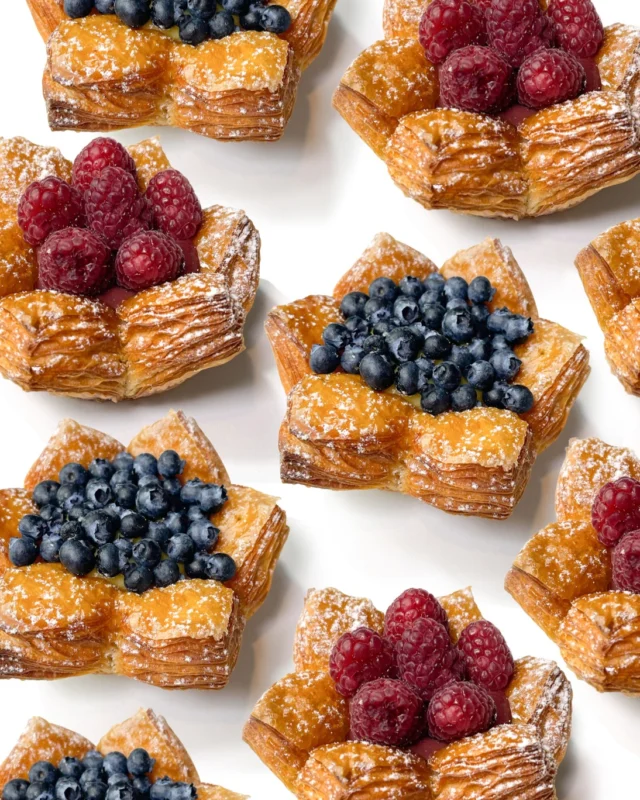 Looks what's back!!! Everyone's favorite spring flower!

#Seattle #bakery #croissant #dessert #coffee #cafe #chocolate #pastry #breakfast #bread #foodie #chef #handmade #artisan #artisanbread #flowerpastry #pastryart #springflower