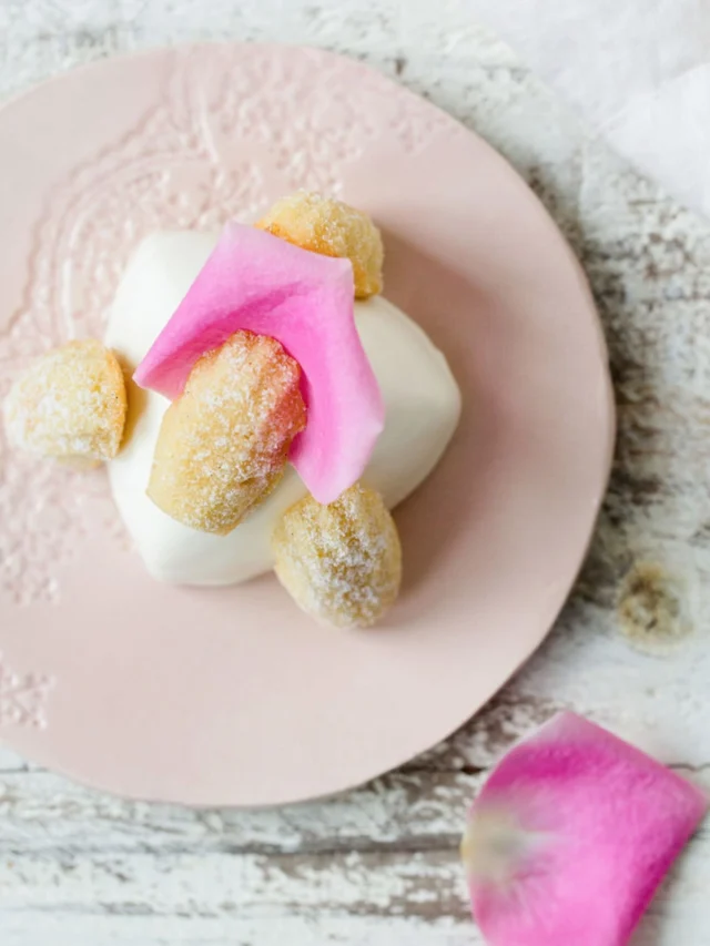 She’s back for Valentine’s Day!
The Aphrodite returns in all her romance... lemon fromage blanc mousse with a raspberry–strawberry gelée, wrapped in strawberry-brushed lemon chiffon glaze, finished with berry coulis, mini madeleines, and a whisper of rose petal.

Delicate & Devoted!

*Please note that the decor may vary