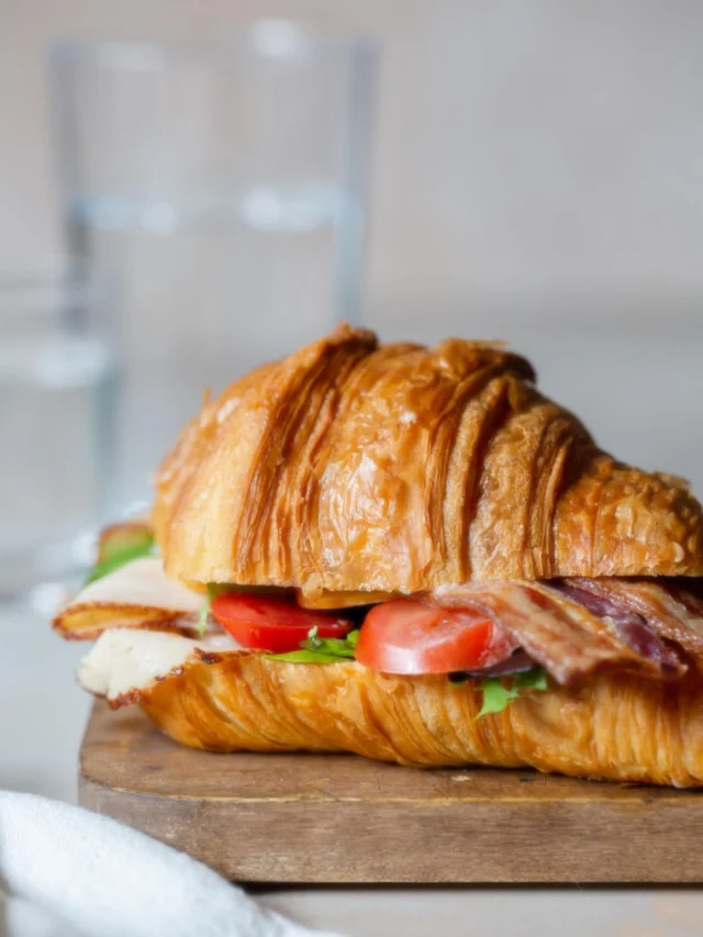 Seattle is showing off this weekend!

Grab a sammie, your favorite pastry and GO OUTSIDE!!!! Our California Club croissant sandwich is picnic-worthy perfection, with thin sliced chicken, bacon, smoked mozzarella, avocado, and mixed greens, layered with a Dijon–mayo blend on a perfectly flaky croissant. Rich, bright, and perfect for a sunny spring afternoon!

Go find your patch of sun!!!